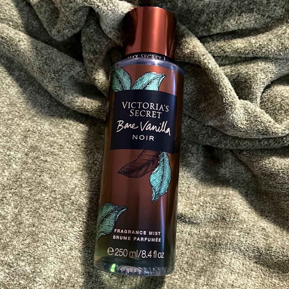 Victoria’s Secret bare vanilla noir